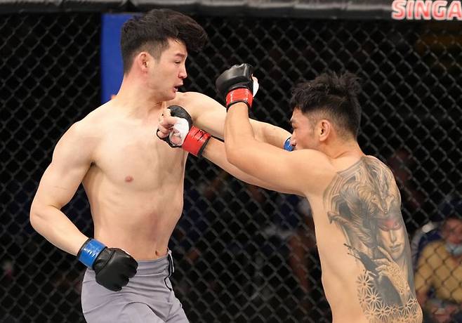 김한슬(왼쪽)은 로드 투 UFC 시즌 3 논토너먼트 매치에 나선다. 사진=UFC