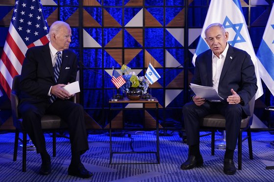 베냐민 네타냐후 이스라엘 총리(오른쪽)가 2023년 10월 18일 텔아비브에서 조 바이든 대통령과 회담하면서 연설하는 모습. AP=연합뉴스