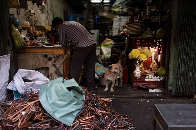 지난 3일(현지시간) 베트남 호치민 낫타오 시장에서 점원이 구리 폐기물을 재활용 처리하고 있다. 사진=AP