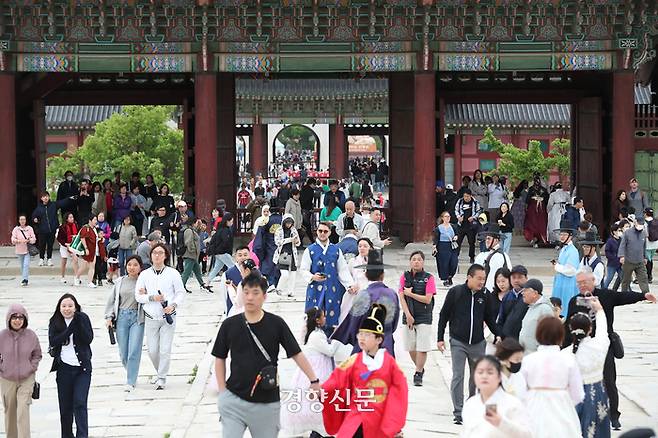 부처님오신날인 15일 서울 종로구 경복궁을 찾은 시민들과 외국인 관광객들이 경내 관람을 하고 있다.  정지윤 선임기자