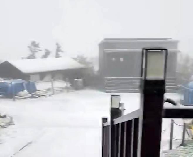 강원 북부 산지에 대설주의보가 내려진 15일 설악산 소청대피소 인근에 눈이 쌓여 있다. 설악산국립공원사무소·연합뉴스