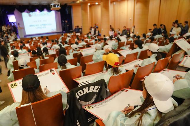 People take part in a Hangeul competition at the National Folk Museum of Korea on Wednesday. (Ministry of Culture, Sports and Tourism)