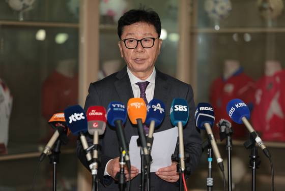 KFA National Team Committee Head Chung Hae-sung speaks during a briefing at the KFA House in central Seoul on April 2. [YONHAP]
