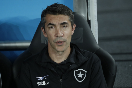 Then-Botafogo manager Bruno Lage looks on prior to a Copa Sudamericana quarterfinal first leg match against Argentina's Defensa y Justicia at Nilton Santos stadium in Rio de Janeiro, Brazil on Aug. 23, 2023. [AP/YONHAP]