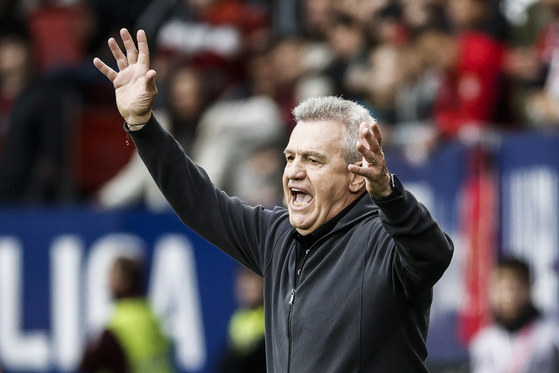 Mallorca manager Javier Aguirre gestures during a La Liga match against Osasunaa in Pamplona, Spain on Tuesday. [EPA/YONHAP]