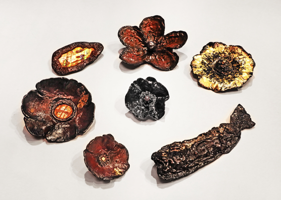 Brooches made with lacquer [PARK SANG-MOON]