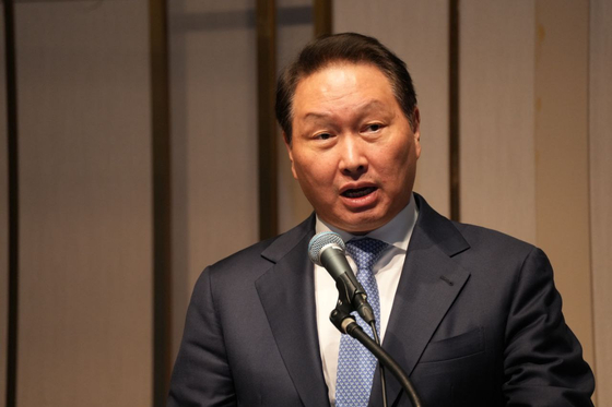 Korea Chamber of Commerce and Industry Chairman Chey Tae-won speaks at the 56th Korea-Japan Business Leaders' Meeting in Tokyo on Tuesday. [YONHAP]