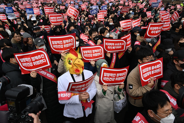 정부의 의대 정원 증원 정책에 반대하는 의사들이 지난 3월 3일 서울 영등포구 여의대로에서 열린 전국의사 총궐기대회 집회에서 손팻말을 들고 시위를 하고 있다. 최현규 기자