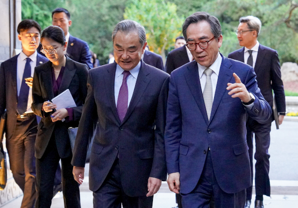 조태열 외교부 장관과 왕이 중국 외교부장이 13일 베이징 댜오위타이 국빈관에서 함께 산책하며 대화하고 있다. 외교부 제공