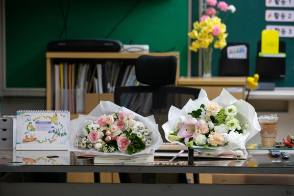 지난해 7월 숨진 서울 서초구 서이초 교사가 근무했던 1학년 6반 교실 선생님 책상에 국화꽃이 놓여있다. 윤웅 기자