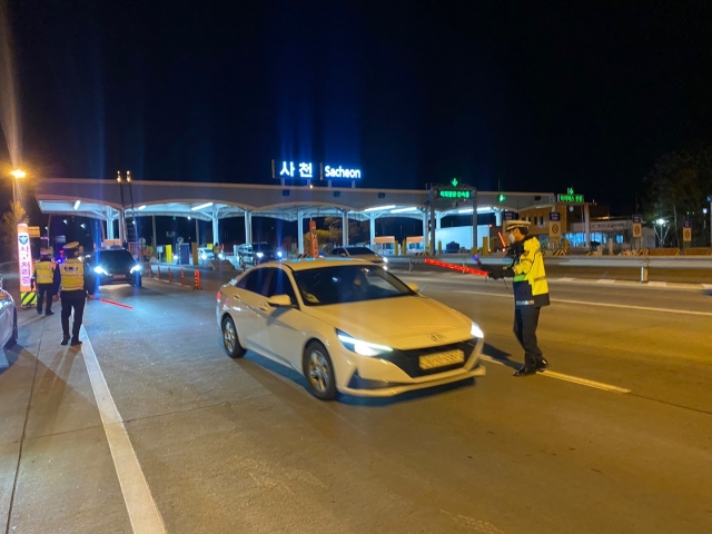 경찰이 경남 사천 톨게이트에서 음주운전을 단속하고 있다. 경남경찰청 제공