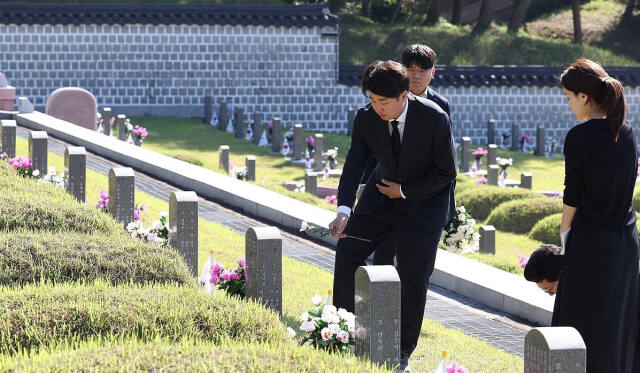 15일 오전 광주 북구 국립 5·18 민주묘지에서 개혁신당 이준석 대표와 당선인들이 5·18 묘지에 헌화·참배하고 있다. 이 대표는 경남 김해에서 재배한 국화 1천송이를 가져와 개별 묘지마다 헌화·참배했다. 연합뉴스