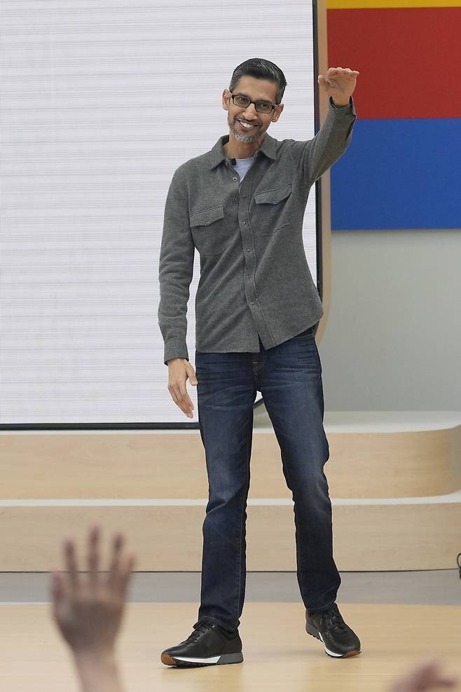 순다르 피차이 구글 최고경영자(CEO)가 14일(현지시간) 미국 캘리포니아주 마운틴뷰 쇼어라인 앰피시어터에서 열린 '구글 연례 개발자 회의(I/O)'에서 자사의 최신 기술을 소개하고 있다.  AP연합뉴스