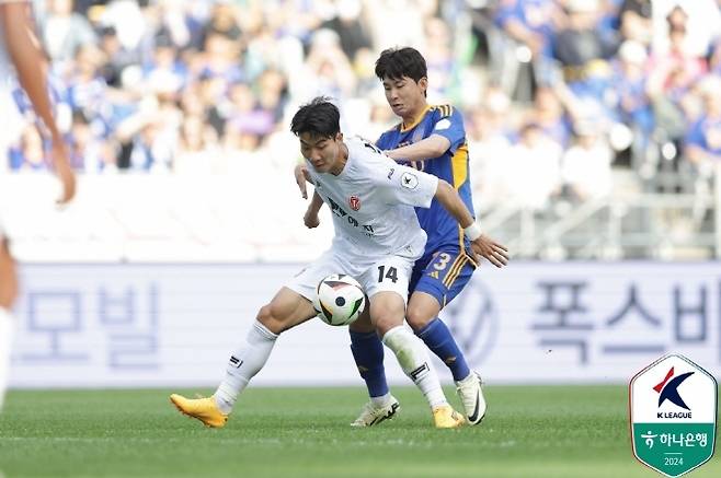 윤일록(사진 오른쪽). 사진=한국프로축구연맹
