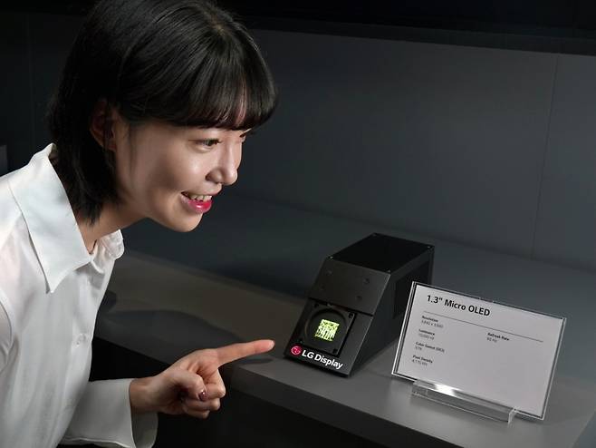 14일(현지시간) 美 새너제이에서 열린 'SID 2024' 전시회에서 LG디스플레이 모델이 1.3인치 올레도스(OLEDoS) 제품을 소개하고 있다./사진제공=LG전자