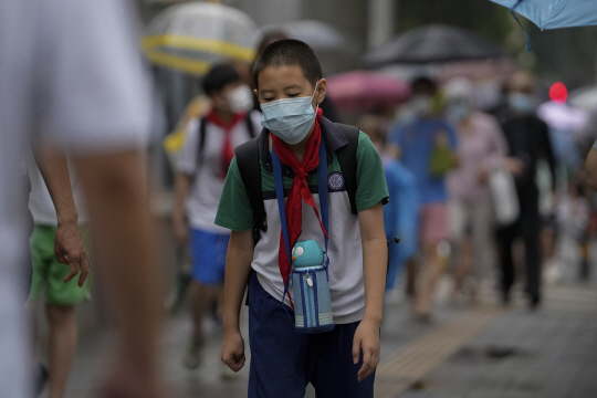 지난 2022년 중국 베이징의 한 초등학생이 피곤한 표정으로 등교길에 나서고 있다. AP 뉴시스