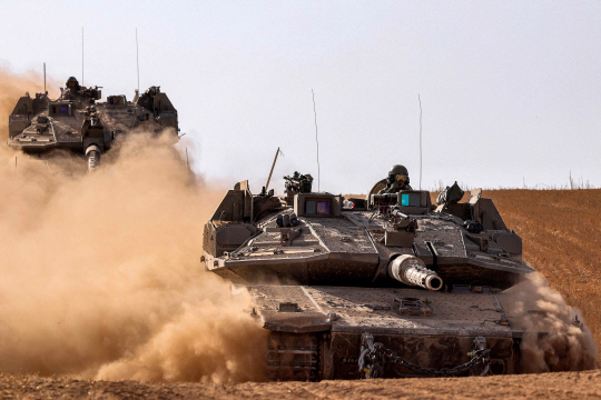13일 이스라엘 가자지구 인근에서 이스라엘군 전차들이 기동하고 있다. AFP 연합뉴스