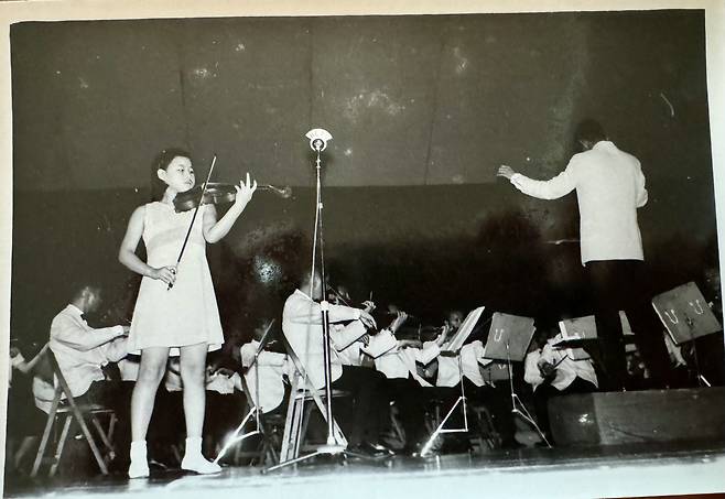 1967년 초등학교 6학년 당시 서울시립교향악단 정기 연주회에 초청, 협연자로 무대에 선 바이올리니스트 이성주 [이성주 제공]