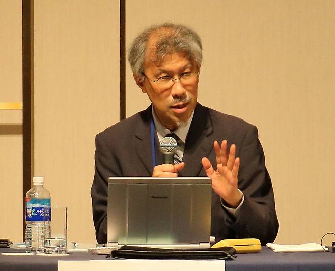 고하리 스스무 시즈오카현립대학교 교수가 15일 일본 도쿄 더 오쿠라 호텔에서 열린 제56회 한일경제인회의에서 발표하고 있다. 김현일 기자(도쿄)
