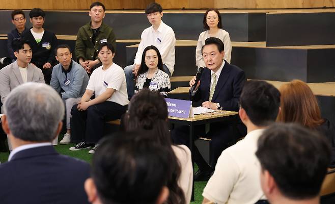 윤석열 대통령이 14일 서울 중구 서울고용복지플러스센터에서 열린 스물다섯번째 '국민과 함께하는 민생토론회'에서 발언하고 있다. 이날 토론회는 '고맙습니다, 함께 보듬는 노동현장'을 주제로 진행됐다. 연합뉴스