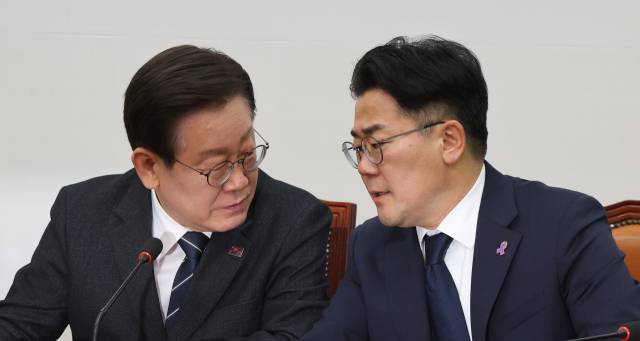 ▲더불어민주당 이재명 대표(왼쪽)와 박찬대 원내대표가 8일 오전 국회에서 열린 최고위원회의에서 대화하고 있다. ⓒ연합뉴스