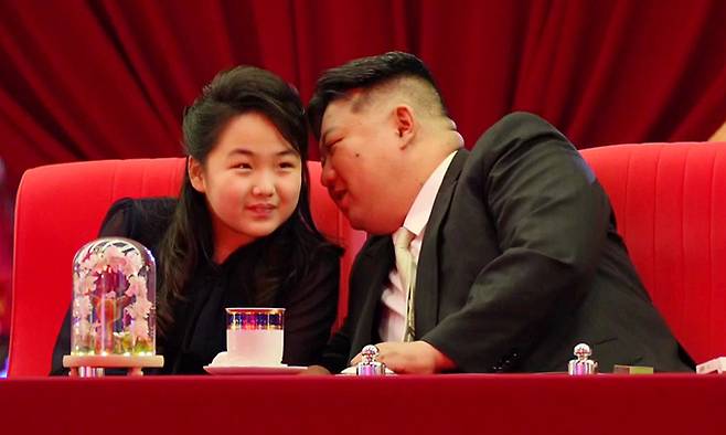 조선중앙TV는 김정은 북한 국무위원장이 지난 14일 평양 전위거리 준공식에 딸 주애와 함께 참석했다고 15일 보도했다. 조선중앙TV 캡처