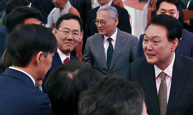 윤석열 대통령이 15일 서울 종로구 조계사에서 열린 ‘불기 2568년 부처님오신날 봉축법요식’에서 조국혁신당 조국 대표(왼쪽 첫 번째)와 눈을 마주치며 인사하고 있다. 이날 행사에는 추미애 전 법무부 장관도 참석했지만, 윤 대통령은 추 전 장관은 따로 만나지 않았다.
