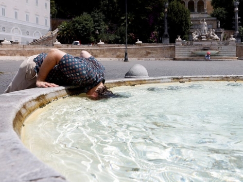 이탈리아 로마의 낮 기온이 41도를 넘어선 2023년 7월 18일 한 남자가 무더위를 식히기 위해 로마 포폴로 광장의 분수에 머리를 담그고 있다.  로이터 제공