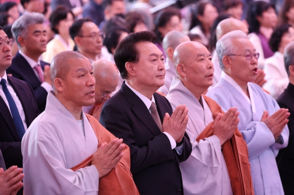 윤석열 대통령이 15일 서울 종로구 조계사에서 열린 불기 2568년 부처님오신날 봉축법요식에서 합장하고 있다. 연합뉴스