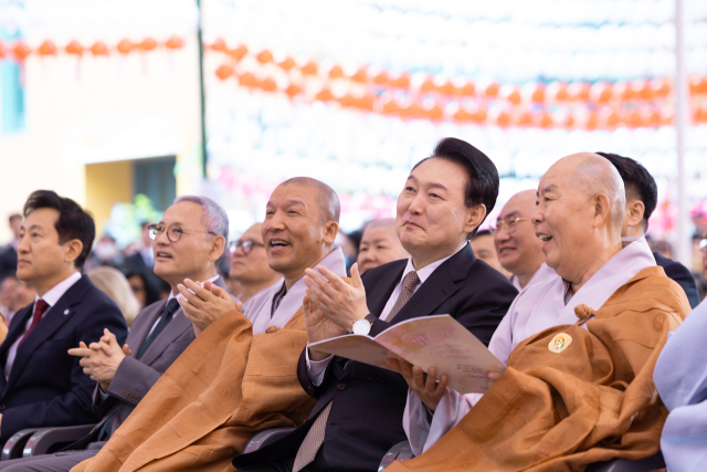 윤석열 대통령이 15일 서울 종로구 조계사에서 열린 불기 2568년 부처님오신날 봉축법요식에서 박수치고 있다. 사진 제공=대통령실