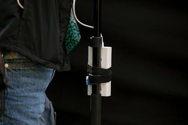 유튜브 중계를 할 때 보조배터리를 여러 개 챙긴다. ⓒ시사IN 신선영