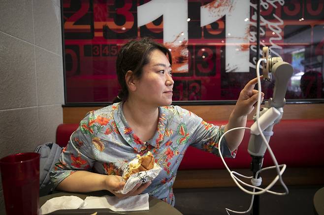 일정이 많은 날에는 식사 중에도 생중계를 이어간다. ⓒ시사IN 신선영