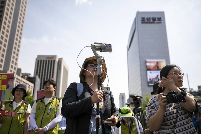 5월1일 서울 세종대로에서 ‘전국노동자대회’를 생중계하는 김씨. ⓒ시사IN 신선영