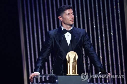 스페인 매체 디아리오 스포르트가 15일(한국시간) 발롱도르 시상식을 주최하는 프랑스 풋볼이 코로나19로 발롱도르를 수여하지 않았던 2020시즌 발롱도르르 수여하며 레반도프스키에게 상을 주려고 한다고 전했다.&nbsp;유럽 6관왕에 득점왕까지 차지했지만, 레반도프스키는 당시 코로나19로 인해 시상이 연기되면서 발롱도르를 받지 못했다. 연합뉴스