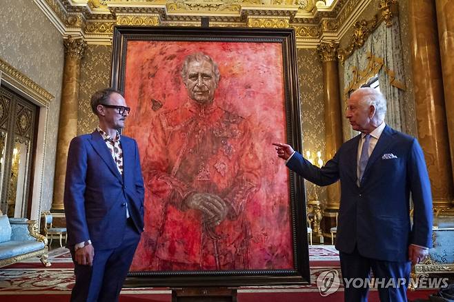 찰스 3세 국왕(오른쪽)이 14일(현지시간) 버킹엄궁에서 조너선 여우가 그린 공식 초상화를 공개하고 있다. [AP=연합뉴스]