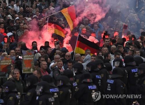 2018년 8월 독일 동부 켐니츠에서의 극우주의자들 시위 (EPA=연합뉴스 자료사진)