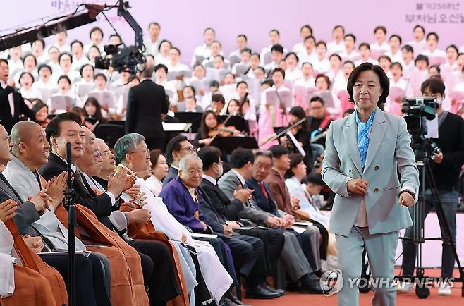 윤 대통령 앞 지나는 추미애 당선인 (서울=연합뉴스) 진성철 기자 = 더불어민주당 추미애 당선인이 15일 서울 종로구 조계사에서 열린 불기 2568년 부처님오신날 봉축법요식에서 헌화한 뒤 윤석열 대통령 앞을 지나가고 있다. 2024.5.15 zjin@yna.co.kr