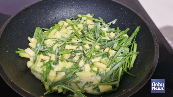 요즘 나의 최애 애호박을 넣은 부추부침개. 애호박의 단맛이 너무 좋다. ⓒ최은경