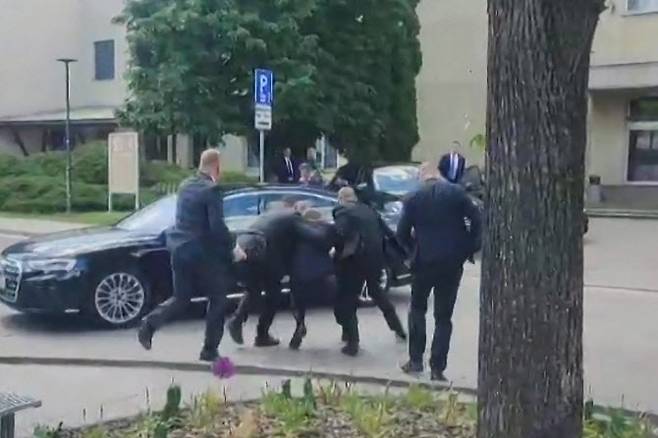슬로바키아 정부 회의가 끝난 뒤 총상을 입은 로베르트 피초 슬로바키아 총리를 보안 요원들이 차량으로 옮기고 있다. (사진=AFP)