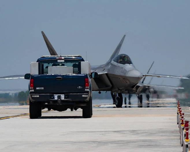 지난 13일 한국 군산 공군기지에 미 공군 F-22 랩터가 착륙하고 있다. (사진=연합뉴스)