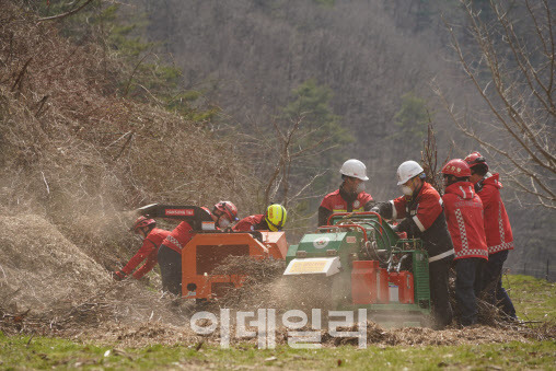 산림청 관계자들이 농·산촌 지역에서 영농부산물 파쇄 서비스를 제공하고 있다. (사진=산림청 제공)