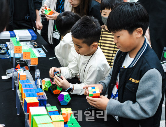 지난 15일 일산동구청 대강당에서 열린 전국 큐브대회 ‘Korea Cubing Masters in Goyang 2024’에 참가한 선수들이 실력을 겨루고 있다.(사진=권용재의원 제공)