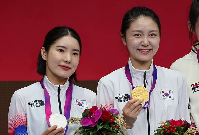 2022 항저우 아시안게임 여자 에페 개인전에서 금메달을 차지한 최인정(오른쪽)과 은메달을 획득한 송세라, 연합뉴스