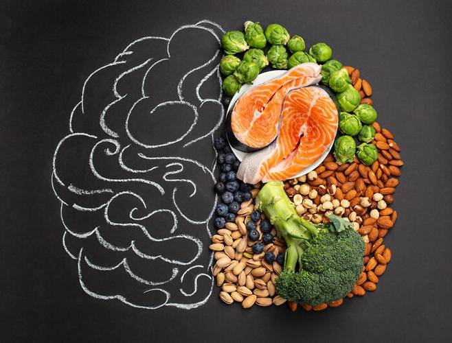 엽산, 오메가-3 지방산 등의 영양소는 뇌 건강을 증진시켜 치매 예방에 도움이 된다. [사진=클립아트코리아]