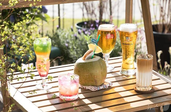 '포레스트릿 프리미엄 라운지'은 휴양지 분위기 담은 다채로운 시그니처 음주류를 선보인다(곤지암리조트 제공)