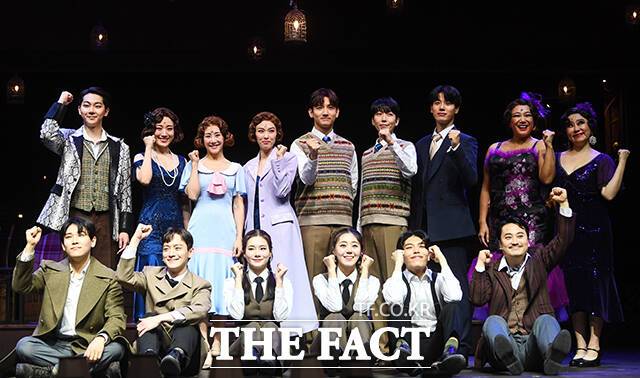 심창민(왼쪽 위에서 다섯 번째부터)과 김재범, 김성식 등 출연 배우들이 16일 오후 서울 세종문화회관 M씨어터에서 진행된 뮤지컬 '벤자민 버튼' 프레스콜에서 포즈를 취하고 있다. /서예원 기자
