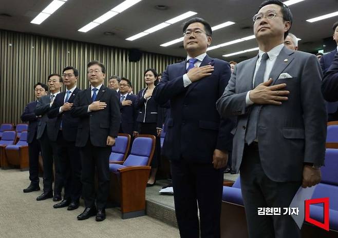 이재명 더불어민주당 대표와 박찬대 원내대표가 16일 국회에서 열린 더불어민주당 초선 당선인 워크숍에서 국민의례를 하고 있다. 사진=김현민 기자 kimhyun81@