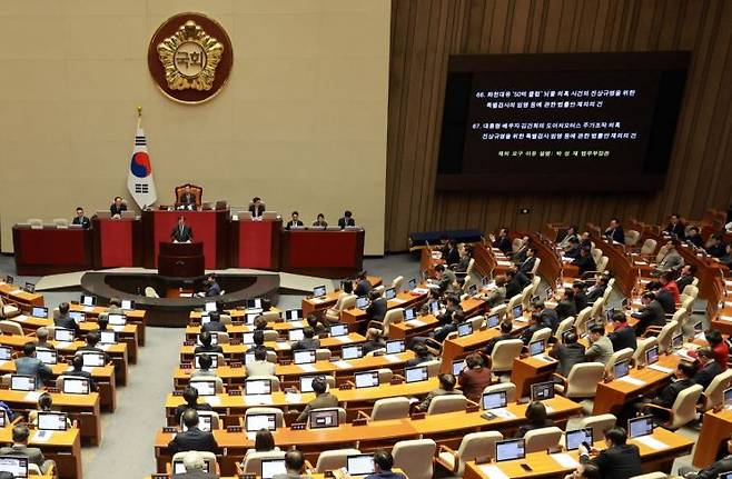 윤석열 대통령의 재의요구권(거부권) 행사로 국회로 돌아온 '쌍특검법'이 2월29일 오후 본회의에서 부결되며 최종 폐기됐다. 사진은 이날 열린 본회의에서 박성재 법무부 장관이 제의 요구 이유를 설명하는 모습. [이미지출처=연합뉴스]