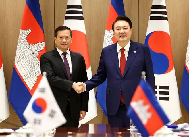 윤석열 대통령이 16일 서울 용산 대통령실 청사에서 열린 한·캄보디아 정상회담에서 훈 마넷 캄보디아 총리와 악수하며 기념촬영을 하고 있다. [사진=연합뉴스]