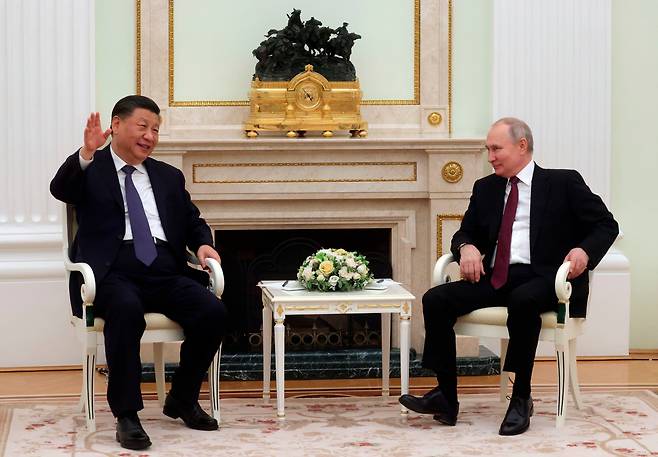 시진핑(왼쪽) 중국 국가주석이 작년 3월 20일 러시아 모스크바 크렘린궁에서 블라디미르 푸틴 러시아 대통령과 회담하는 모습./ AP 연합뉴스